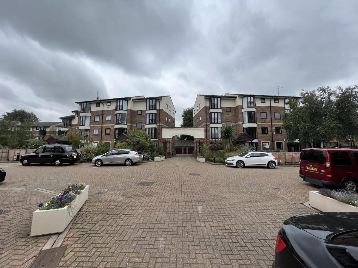 Canary Wharf Haven - Spacious & Homely Entire 1 Bedroom Flat ロンドン エクステリア 写真